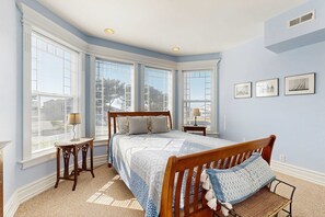 8 bedrooms, iron/ironing board, WiFi, bed sheets - Side-by-side ocean-view homes with hot tubs & fireplaces - 1 block to beach (Newport)