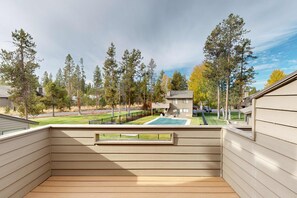 Property grounds - Serene Condo with Private Hot Tub, Fireplace & Shared Pool - By Golf Course (Sunriver)