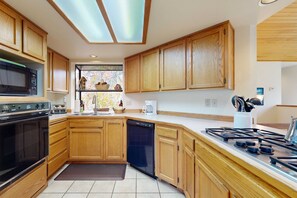 Fridge, microwave, oven, stovetop - Serene Condo with Private Hot Tub, Fireplace & Shared Pool - By Golf Course (Sunriver)