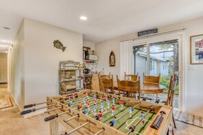 Games room - Spacious House with Entertainment Options & Very Close Beach Access (Seaside)
