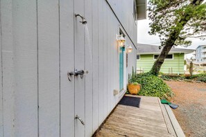 Exterior detail - Spacious House with Entertainment Options & Very Close Beach Access (Seaside)