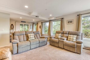 Interior - Spacious House with Entertainment Options & Very Close Beach Access (Seaside)