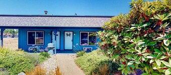 Retro-chic room near the beach with fast WiFI - walk to downtown hot spots