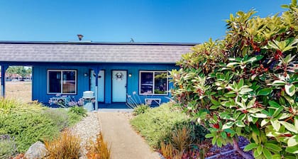 Retro-chic room near the beach with fast WiFI - walk to downtown hot spots