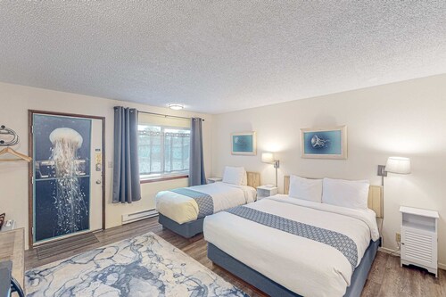 Retro-chic room near the beach with fast WiFI - walk to downtown hot spots