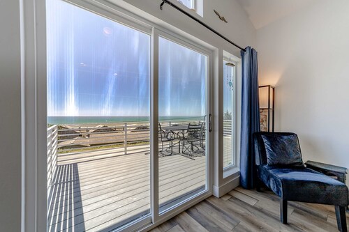 Dog-friendly oceanside home w/WiFi, ocean views, private W/D, deck, & fireplace