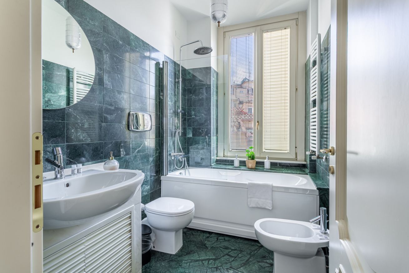 Shower, bidet, towels, toilet paper