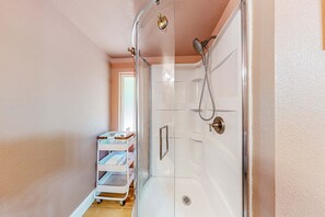 Douche, sèche-cheveux, serviettes fournies