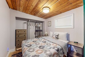 2 bedrooms, desk, iron/ironing board, WiFi - Dog-friendly rustic house near ocean and golf with washer/dryer & gas grill (Florence)