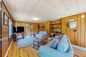 TV, offices - Dog-friendly rustic house near ocean and golf with washer/dryer & gas grill (Florence)