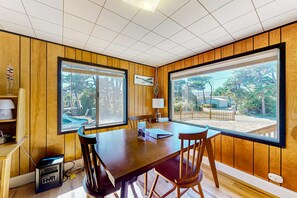 Dining - Dog-friendly rustic house near ocean and golf with washer/dryer & gas grill (Florence)