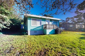 Exterior - Dog-friendly rustic house near ocean and golf with washer/dryer & gas grill (Florence)