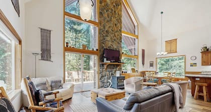 Ski home with mountain views & private hot tub - plus an additional apartment