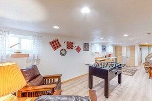 Games room - One block to the ocean & Nye Beach Sunny home with fireplace, foosball & WiFi (Newport)