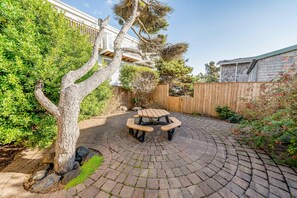 Outdoor dining - One block to the ocean & Nye Beach Sunny home with fireplace, foosball & WiFi (Newport)