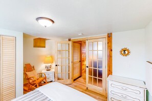 4 bedrooms, desk, iron/ironing board, WiFi - One block to the ocean & Nye Beach Sunny home with fireplace, foosball & WiFi (Newport)