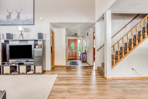 Beautiful golf-course-view home with pool & tennis access, private hot tub & W&D