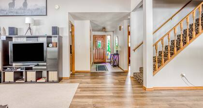 Beautiful golf-course-view home with pool & tennis access, private hot tub & W&D