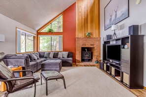 TV, offices - Beautiful golf-course-view home with pool & tennis access, private hot tub & W&D (Welches)