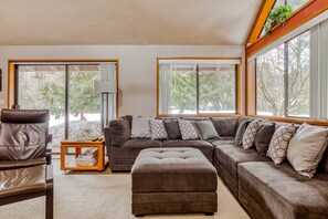 TV, offices - Beautiful golf-course-view home with pool & tennis access, private hot tub & W&D (Welches)