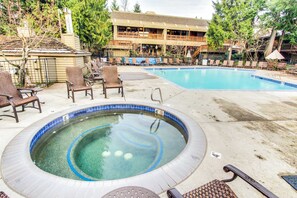 Pool - Beautiful golf-course-view home with pool & tennis access, private hot tub & W&D (Welches)