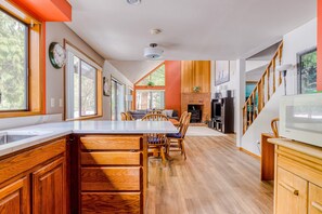 Interior - Beautiful golf-course-view home with pool & tennis access, private hot tub & W&D (Welches)