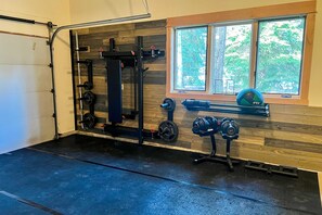 Fitness facility - Spacious family friendly home, gym in garage, W&D, WIFI - SHARC resort amenities (Sunriver)
