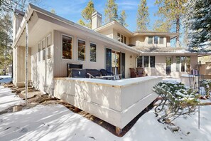 Terrace/patio - Spacious family friendly home, gym in garage, W&D, WIFI - SHARC resort amenities (Sunriver)