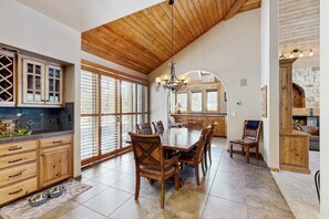 Dining - Spacious family friendly home, gym in garage, W&D, WIFI - SHARC resort amenities (Sunriver)