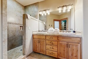 Shower, hair dryer, towels, shampoo - Spacious family friendly home, gym in garage, W&D, WIFI - SHARC resort amenities (Sunriver)