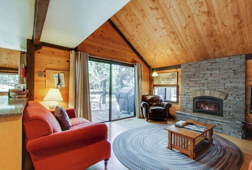 Sleek home with private hot tub & SHARC access - dog-friendly