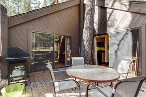 Outdoor dining - Sleek home with private hot tub & SHARC access - dog-friendly (Sunriver)