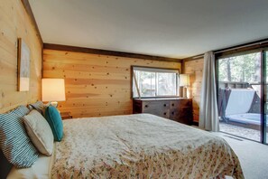 2 bedrooms, iron/ironing board, travel cot, WiFi - Sleek home with private hot tub & SHARC access - dog-friendly (Sunriver)