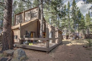 Terrace/patio - Sleek home with private hot tub & SHARC access - dog-friendly (Sunriver)