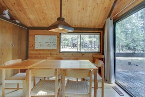 Dining - Sleek home with private hot tub & SHARC access - dog-friendly (Sunriver)