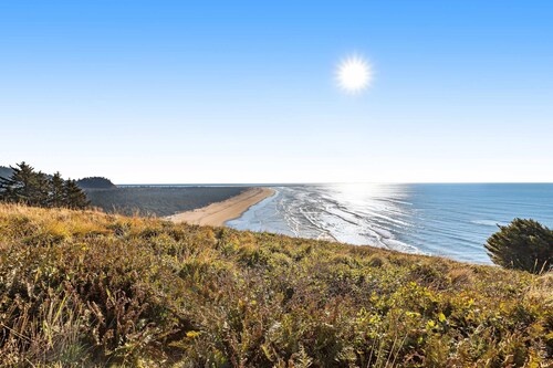 Oceanfront Condo with stunning views, WIFI, W/D, fireplace, & great location