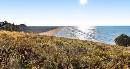 Oceanfront Condo with stunning views, WIFI, W/D, fireplace, & great location