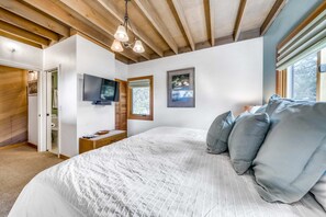 2 bedrooms, desk, iron/ironing board, WiFi - Lovely condo with golf course views & SHARC passes - great location near Village (Sunriver)