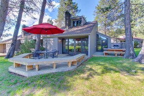 Outdoor dining - Lovely condo with golf course views & SHARC passes - great location near Village (Sunriver)