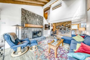 TV, fireplace, DVD player, offices - Lovely condo with golf course views & SHARC passes - great location near Village (Sunriver)
