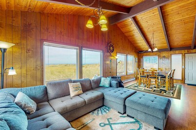 Oceanfront home with a deck, washer&dryer, fireplace - two dogs welcome