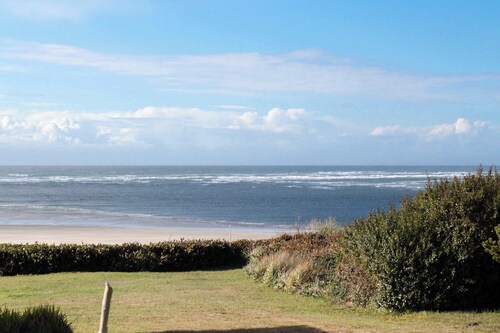 Beautifully renovated home across street from beach access - dogs welcome