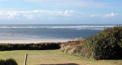 Beautifully renovated home across street from beach access - dogs welcome