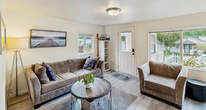 Cozy family beach cottage w/ hot tub, deck, WiFi, surfboard-walk to bay, Dogs ok