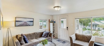 Cozy family beach cottage w/ hot tub, deck, WiFi, surfboard-walk to bay, Dogs ok