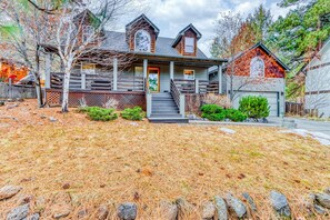 Exterior - Westside Craftsman with enclosed yard & jetted tub (Bend)