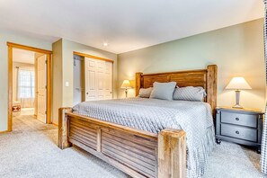 4 Schlafzimmer, Schreibtisch, Bügeleisen/Bügelbrett, WLAN