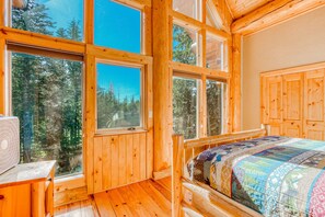 3 bedrooms, iron/ironing board, WiFi, bed sheets - Lodge with Two Decks & Great Location Close to Lake and Skiing (Government Camp)