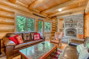 TV, fireplace, DVD player, offices - Lodge with Two Decks & Great Location Close to Lake and Skiing (Government Camp)