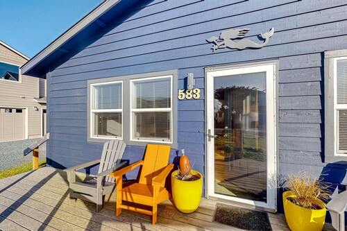 Luxurious house w/ great room, woodstove & beach nearby - dogs OK